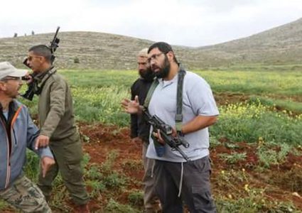 مستوطنون يهاجمون قاطفي الزيتون في قريوت جنوب نابلس