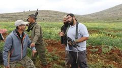 مستوطنون يهاجمون قاطفي الزيتون في قريوت جنوب نابلس