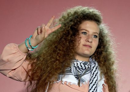 قوات الاحتلال تعتقل عهد التميمي من منزلها في رام الله