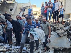 قصف الاحتلال منزلا لعائلة السنوار ليلة أمس بالقرب من شارع العجارمة في مخيم جباليا شمال قطاع غزة