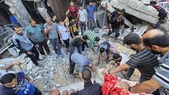 قصف الاحتلال منزلا لعائلة السنوار ليلة أمس بالقرب من شارع العجارمة في مخيم جباليا شمال قطاع غزة