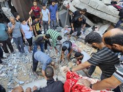 قصف الاحتلال منزلا لعائلة السنوار ليلة أمس بالقرب من شارع العجارمة في مخيم جباليا شمال قطاع غزة