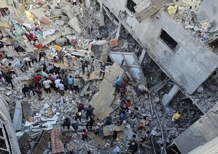 قصف الاحتلال منزلا لعائلة السنوار ليلة أمس في مخيم جباليا شمال غزة