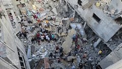 قصف الاحتلال منزلا لعائلة السنوار ليلة أمس بالقرب من شارع العجارمة في مخيم جباليا شمال قطاع غزة