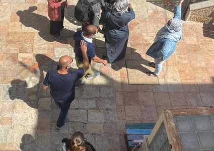 الاحتلال يقتحم مدرسة الرشادية في القدس ويعتقل طالبا