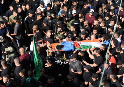 جماهير كبيرة تشيع أقمار طولكرم الذين اغتالتهم قوات الاحتلال الخاصة يوم أمس