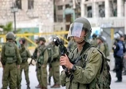 إصابتان بالرصاص الحي والعشرات بالاختناق خلال مواجهات مع الاحتلال في الظاهرية