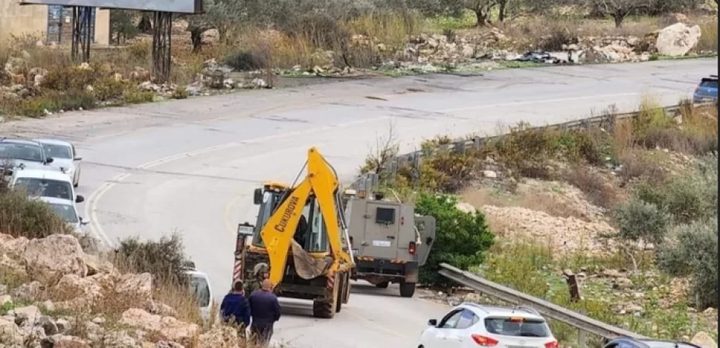 الاحتلال يستولي على مركبة في مسافر يطا