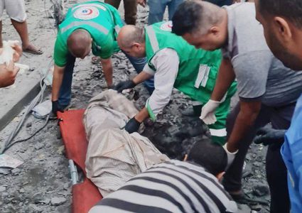 وزارة الداخلية: طواقم الخدمات الطبية تنتشل عددا من الشهداء والمصابين جراء قصف الاحتلال لمنزل عائلة "أبو قادوس" في حي الشيخ رضوان بمدينة غزة.