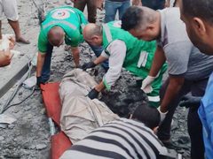 وزارة الداخلية: طواقم الخدمات الطبية تنتشل عددا من الشهداء والمصابين جراء قصف الاحتلال لمنزل عائلة "أبو قادوس" في حي الشيخ رضوان بمدينة غزة.