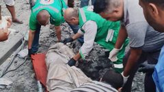 الطواقم الطبية تنتشل شهداء ومصابين جراء قصف الاحتلال منزل عائلة أبو قادوس- غزة