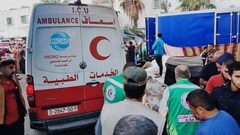 وزارة الداخلية: طواقم الخدمات الطبية تنتشل عددا من الشهداء والمصابين جراء قصف الاحتلال لمنزل عائلة "أبو قادوس" في حي الشيخ رضوان بمدينة غزة.