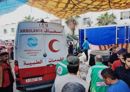 الطواقم الطبية تنتشل شهداء ومصابين جراء قصف الاحتلال منزل عائلة أبو قادوس- غزة