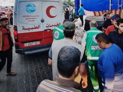 وزارة الداخلية: طواقم الخدمات الطبية تنتشل عددا من الشهداء والمصابين جراء قصف الاحتلال لمنزل عائلة "أبو قادوس" في حي الشيخ رضوان بمدينة غزة.