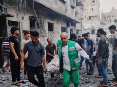 وزارة الداخلية: طواقم الخدمات الطبية تنتشل عددا من الشهداء والمصابين جراء قصف الاحتلال لمنزل عائلة "أبو قادوس" في حي الشيخ رضوان بمدينة غزة.