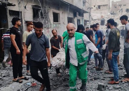 الطواقم الطبية تنتشل شهداء ومصابين جراء قصف الاحتلال منزل عائلة أبو قادوس- غزة