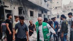 وزارة الداخلية: طواقم الخدمات الطبية تنتشل عددا من الشهداء والمصابين جراء قصف الاحتلال لمنزل عائلة "أبو قادوس" في حي الشيخ رضوان بمدينة غزة.