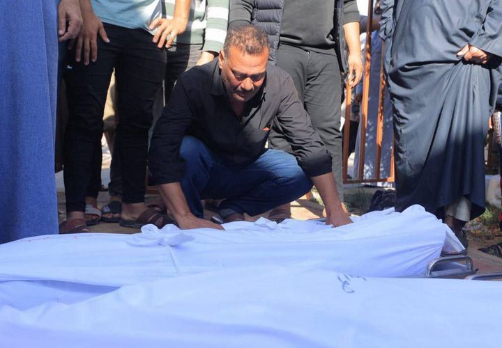 وداع شهداء خانيونس إثر قصف الاحتلال منزل عائلة الأسطل ومنازل مجاورة وسط المدينة