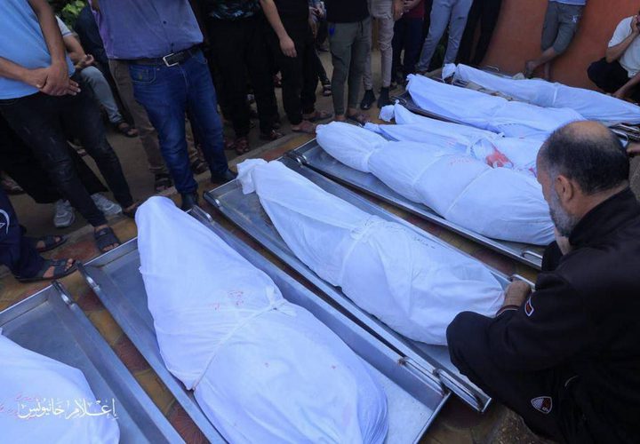 وداع شهداء خانيونس إثر قصف الاحتلال منزل عائلة الأسطل ومنازل مجاورة وسط المدينة
