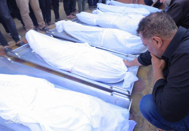 وداع شهداء خانيونس إثر قصف الاحتلال منزل عائلة الأسطل ومنازل مجاورة وسط المدينة