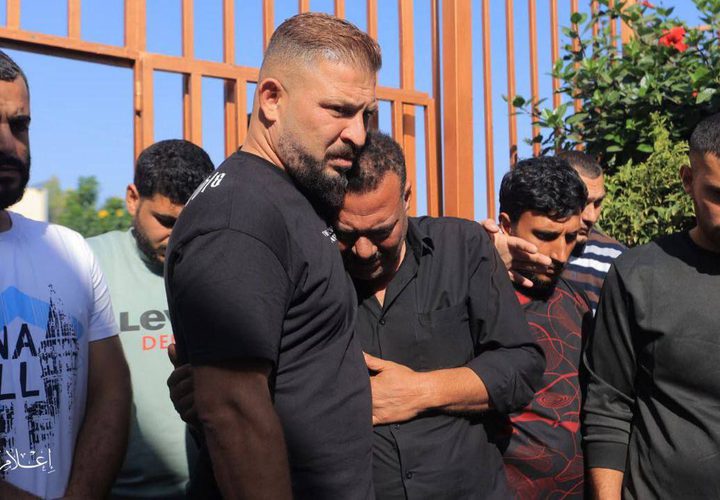 وداع شهداء خانيونس إثر قصف الاحتلال منزل عائلة الأسطل ومنازل مجاورة وسط المدينة