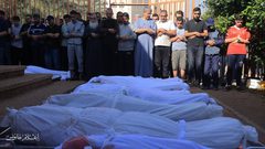 وداع شهداء خانيونس إثر قصف الاحتلال منزل عائلة الأسطل ومنازل مجاورة وسط المدينة