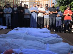وداع شهداء خانيونس إثر قصف الاحتلال منزل عائلة الأسطل ومنازل مجاورة وسط المدينة