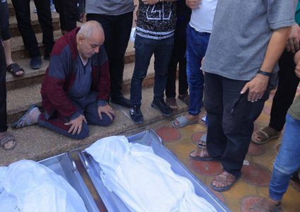 وداع شهداء خانيونس إثر قصف الاحتلال منزل عائلة الأسطل ومنازل مجاورة وسط المدينة