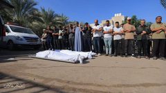 وداع شهداء خانيونس إثر قصف الاحتلال منزل عائلة الأسطل ومنازل مجاورة وسط المدينة