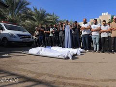 وداع شهداء خانيونس إثر قصف الاحتلال منزل عائلة الأسطل ومنازل مجاورة وسط المدينة