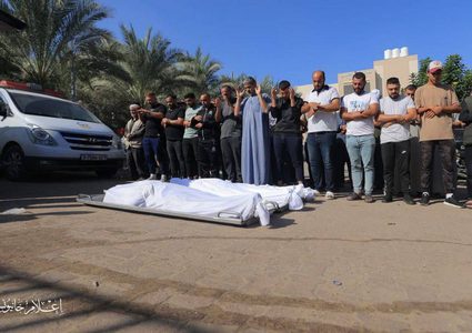 وداع شهداء خانيونس إثر قصف الاحتلال منزل عائلة الأسطل ومنازل مجاورة وسط المدينة