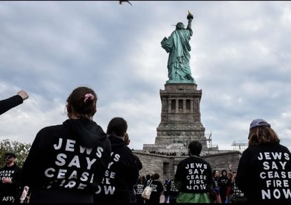 محتجون عند تمثال الحرية للمطالبة بوقف اطلاق النار على غزة