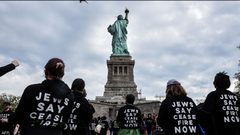 محتجون عند تمثال الحرية للمطالبة بوقف اطلاق النار على غزة