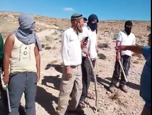 مستوطنون يعربدون في الفارسية ويحاولون الاستيلاء على مراعي المواطنين