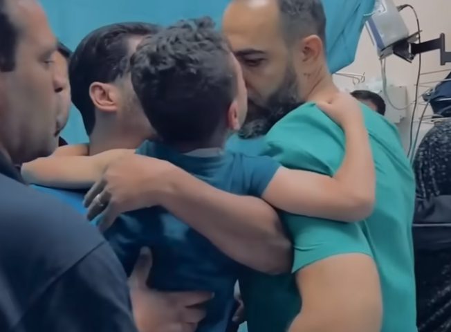 طبيب في غزة يفجع بجثامين طفليه وعائلته وهو على رأس عمله