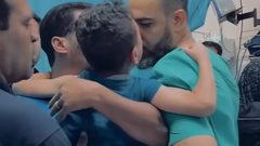 طبيب في غزة يفجع بجثامين طفليه وعائلته وهو على رأس عمله