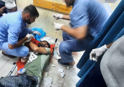 حالات ومشاهد مأساوية من المستشفى الإندونيسي شمال غزة مع استمرار القصف