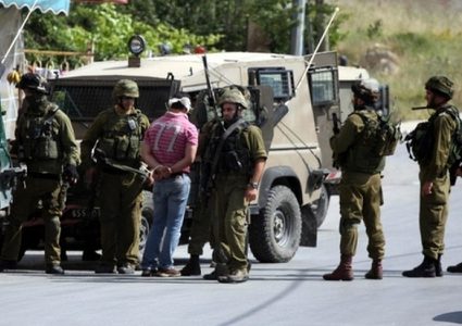 القدس: الاحتلال يعتقل شابا قرب حاجز حزما
