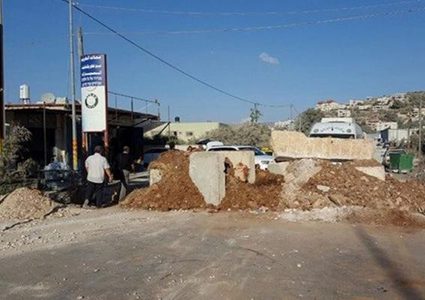 الاحتلال يغلق مدخل بلدة دوما جنوب نابلس بالسواتر الترابية