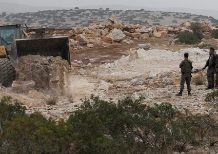 الاحتلال يجبر نحو 20 عائلة في خربة طانا شرق نابلس على مغادرتها