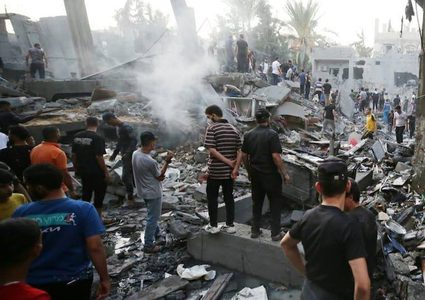 12 شهيد وعشرات الجرحى في قصف للاحتلال على دير البلح وسط القطاع