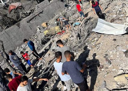 الطيران الحربي يدمر منزل عائلة منصور في دير البلح وسط القطاع.