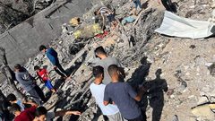 الطيران الحربي يدمر منزل عائلة منصور في دير البلح وسط القطاع.