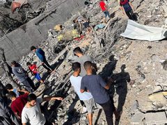 الطيران الحربي يدمر منزل عائلة منصور في دير البلح وسط القطاع.