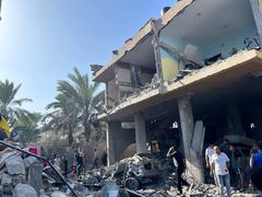 الطيران الحربي يدمر منزل عائلة منصور في دير البلح وسط القطاع.