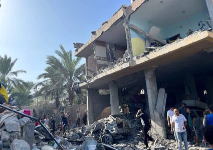 الطيران الحربي يدمر منزل عائلة منصور في دير البلح وسط القطاع.