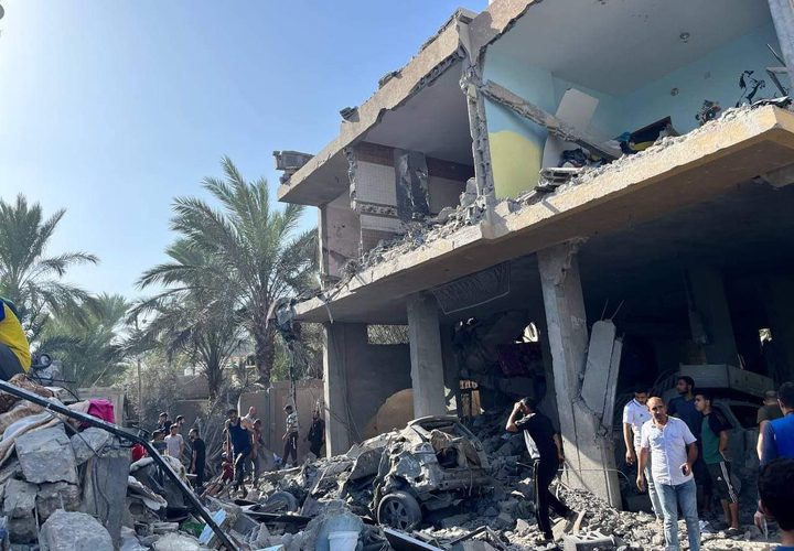 الطيران الحربي يدمر منزل عائلة منصور في دير البلح وسط القطاع.