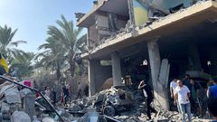 الطيران الحربي يدمر منزل عائلة منصور في دير البلح وسط القطاع.