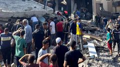 الطيران الحربي يدمر منزل عائلة منصور في دير البلح وسط القطاع.