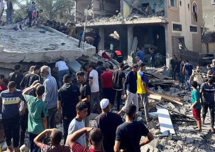 الطيران الحربي يدمر منزل عائلة منصور في دير البلح وسط القطاع.